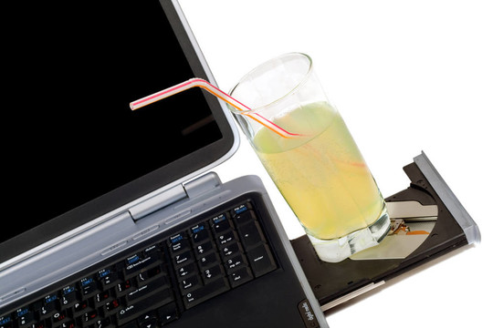 筆記本電腦和雞尾酒。白色隔離