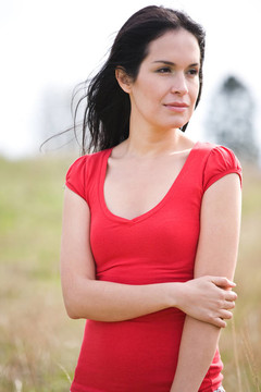 美麗的夏天的女人戶外