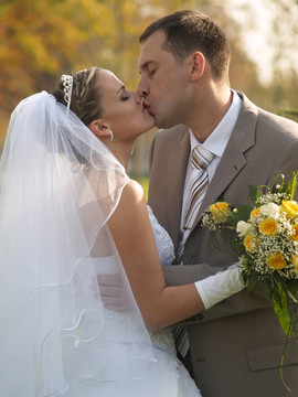 公園里的剛結(jié)婚的肖像