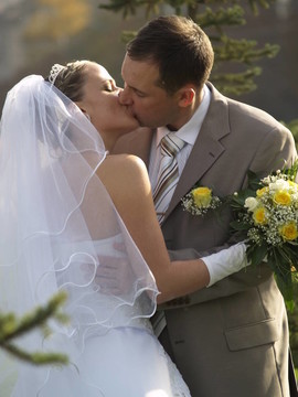 公園里的剛結(jié)婚的肖像