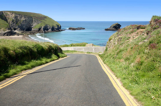 狹窄陡峭的路到波特里斯；康沃爾；英國。