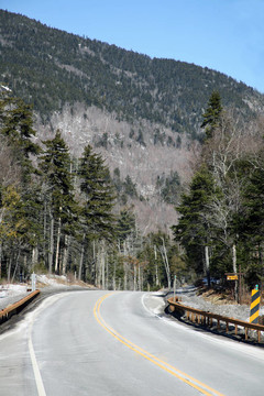 公路穿過荒野