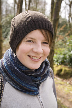 快樂的女孩裹在帽子和領(lǐng)巾