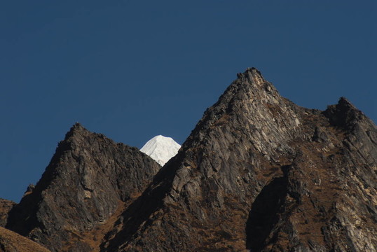 隨著與雪帽黑峰