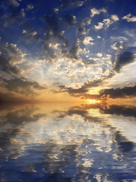 水上多彩的夕陽