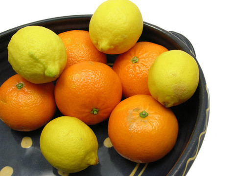 用檸檬和Tangerine夜店在白色背景的陶瓷鍋