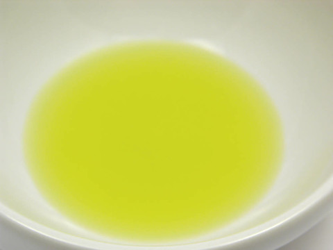 在一個特寫鏡頭一碗橄欖油瓷器