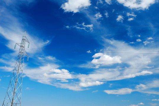 電力線與藍(lán)色和白色的天空