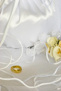 結婚戒指鮮花和新娘包過面紗