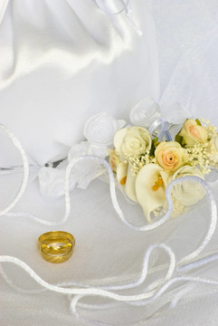結(jié)婚戒指鮮花和新娘包過面紗