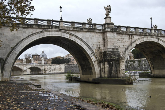 在秋天在羅馬著名的Ponte Sant Angelo