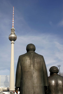 Marx Engels紀(jì)念館在柏林televisiontower亞歷山大廣場；德國；歐洲