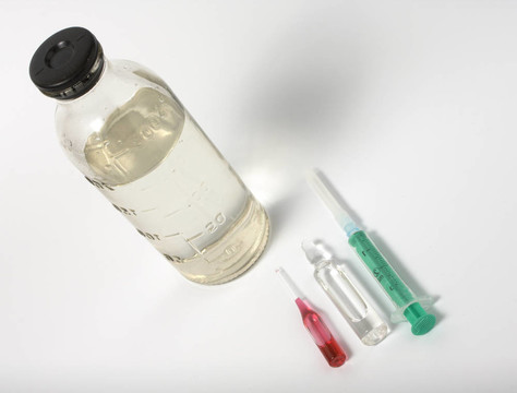 注射器和瓶子