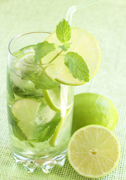 mojito雞尾酒綠色背景