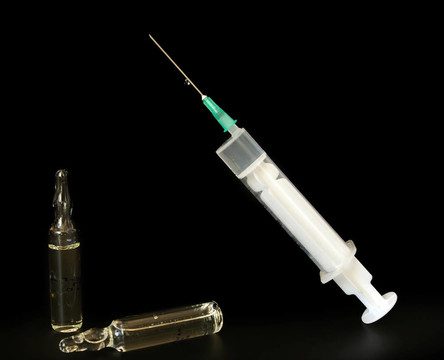 注射器和兩瓶