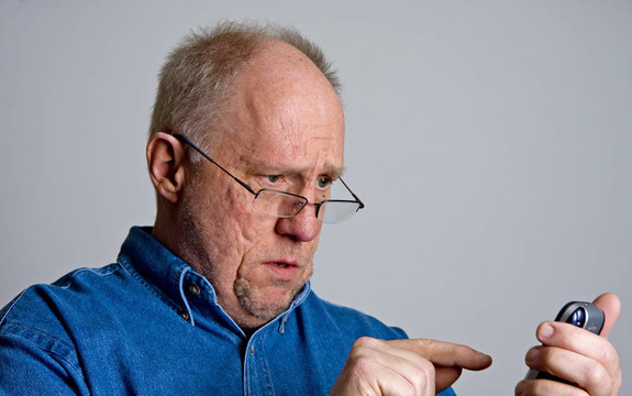 Older Bald Guy試圖撥打電話