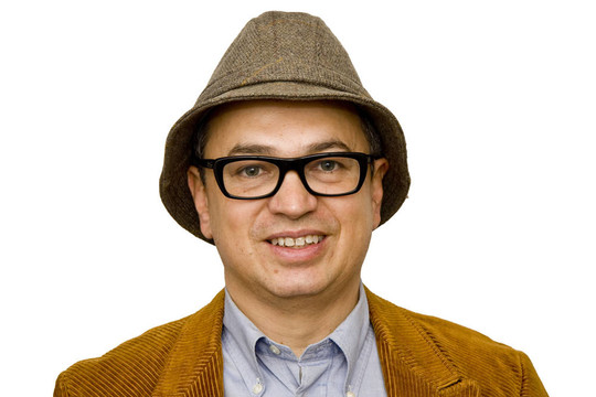戴帽子戴眼鏡的男人微笑著