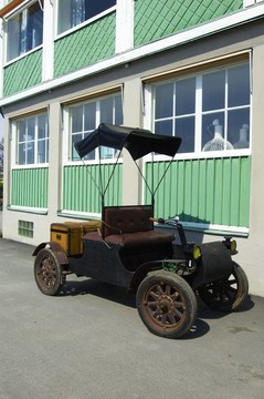 街上的老式汽車