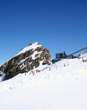 滑雪者在山腰