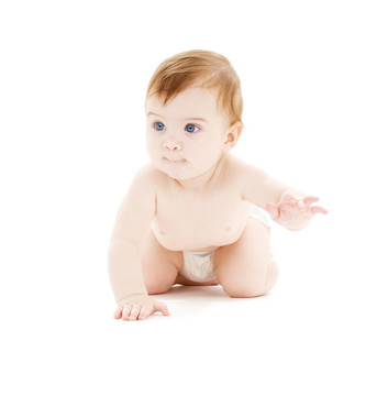 在尿布上爬行的嬰兒