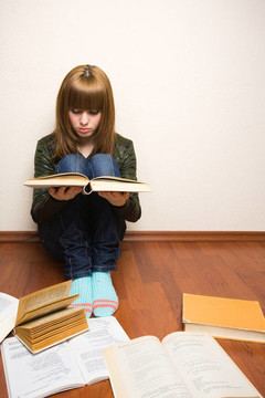 女孩在地板上的書