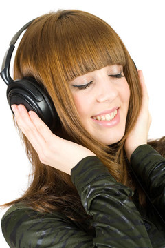 女孩聽(tīng)音樂(lè)