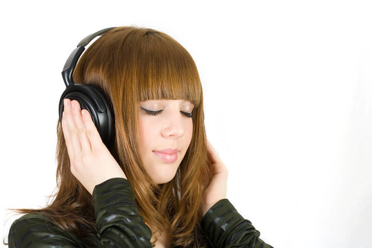 女孩聽音樂