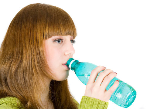 漂亮的金發(fā)女郎飲用水