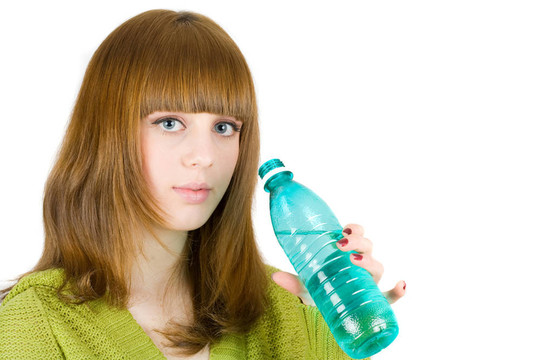 漂亮的金發(fā)女郎飲用水