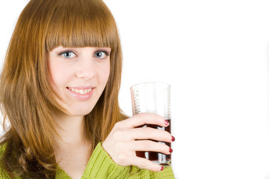 美麗的金發(fā)女郎飲用葡萄酒