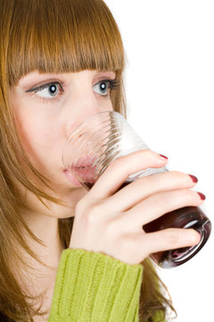美麗的金發(fā)女郎飲用葡萄酒