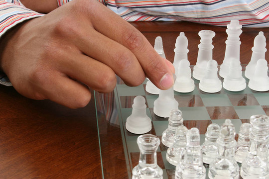 非洲裔男性手棋