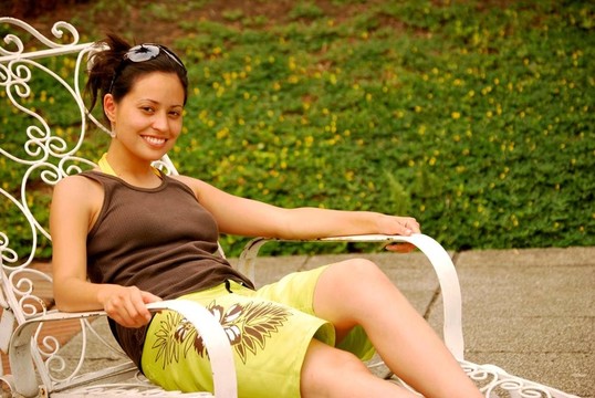 美麗的西班牙裔婦女躺在陽光下
