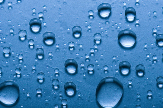 玻璃表面上的水滴