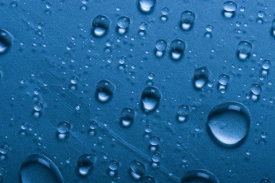 玻璃表面上的水滴