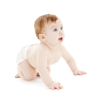 在尿布上爬行的嬰兒