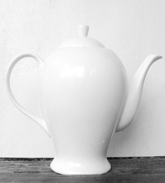 白色的大茶壺