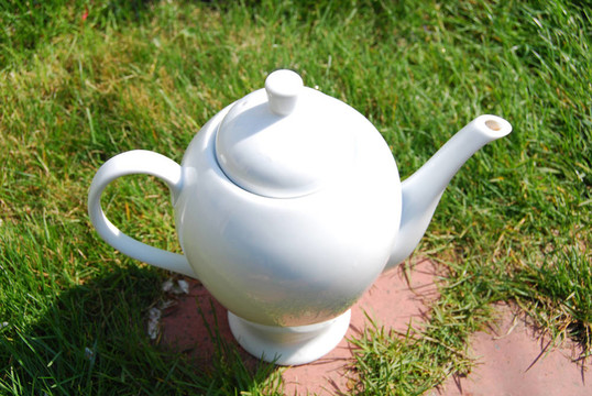 白色的大茶壺