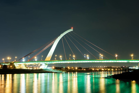 彩色的橋