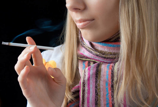 女孩吸煙