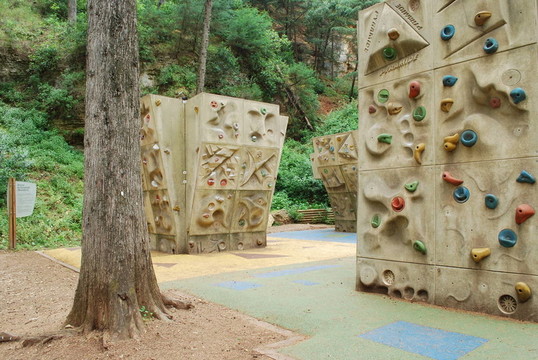 在公園的攀巖墻