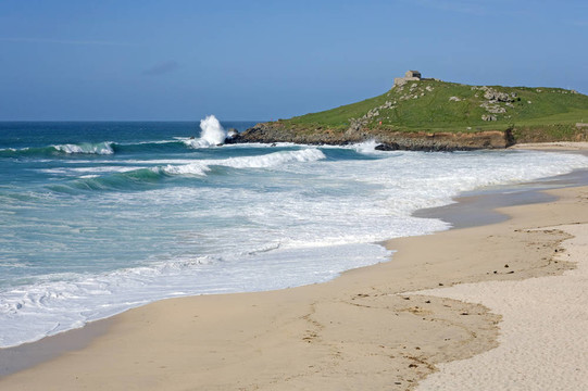 在圣艾夫斯porthmeor海灘大西洋海斷裂；英國康沃爾。