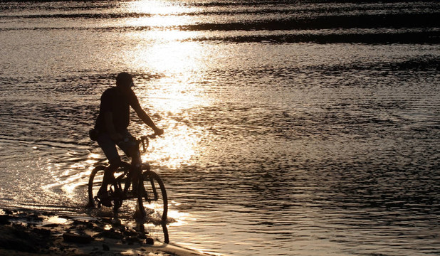 bbiker剪影在海灘