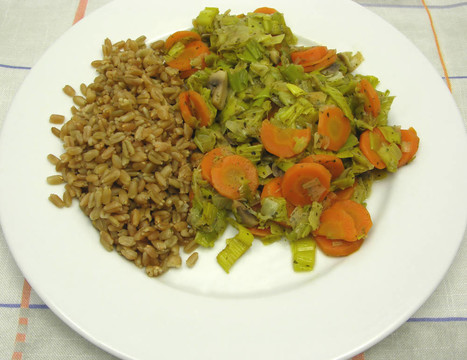 用碾碎的干小麥粒煮菜；胡蘿卜、韭菜