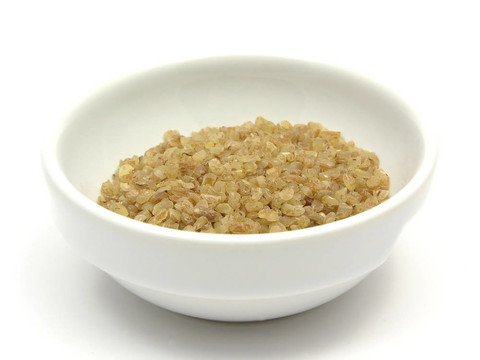 在一碗瓷器碾碎的干小麥粒一個特寫