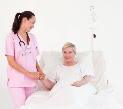 护士测量患者脉搏