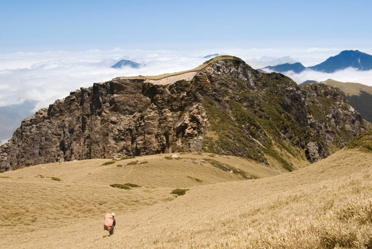 背包客在山黃草地走