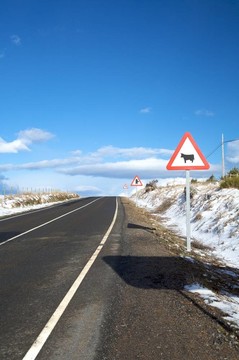 有三個(gè)標(biāo)志的道路