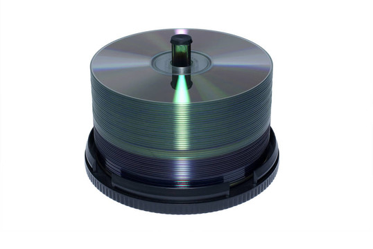 白色背景上的空白DVD和CD光盤堆疊。