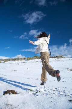 女人跳上雪